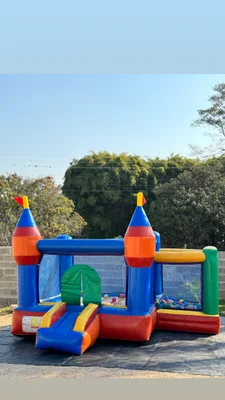 Castelo com piscina de bolinha 