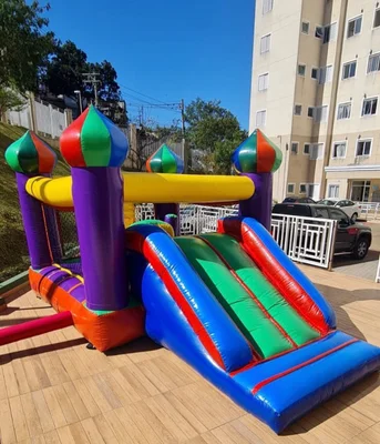 Castelo Inflável com escorregador